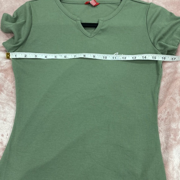 NWOT Sage Green Yara logo Notched V-neck Tee - Picture 10 of 11